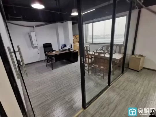 宁波江北路林海产电商园面积110平，电梯口 两个隔间一个员工区 2650元/月