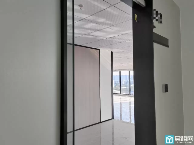 宁波江北区洪塘街道186平精装写字楼出租：2隔间/东南朝向单价1元/平米/天