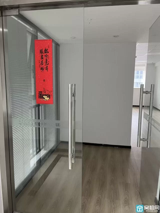 宁波地铁7号线新天路站华东城3号楼125.98平办公室出租月租：6500