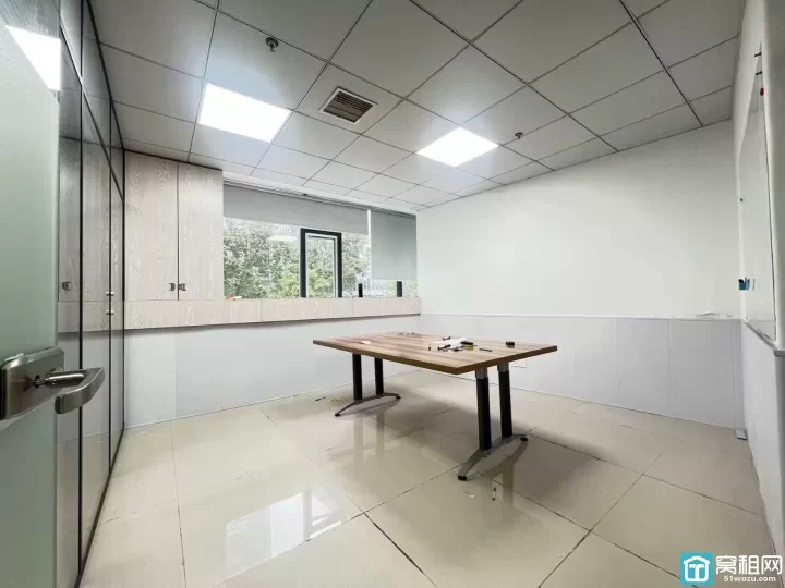 南部商务区水街办公楼出租135平4个隔间单价1.2元/平米/天