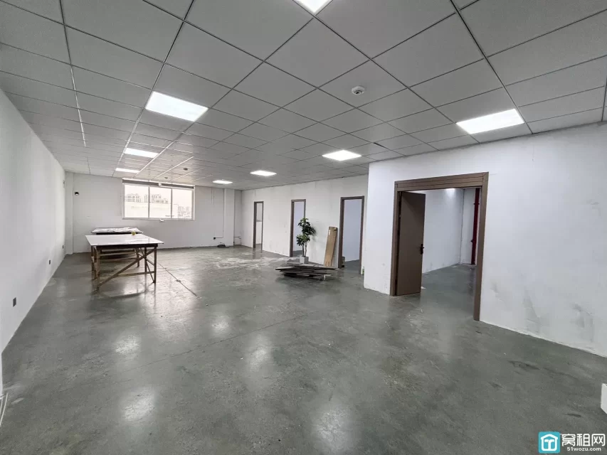 出租鄞州下应魔方十一仓210平，朝西，4个隔间，直播格局