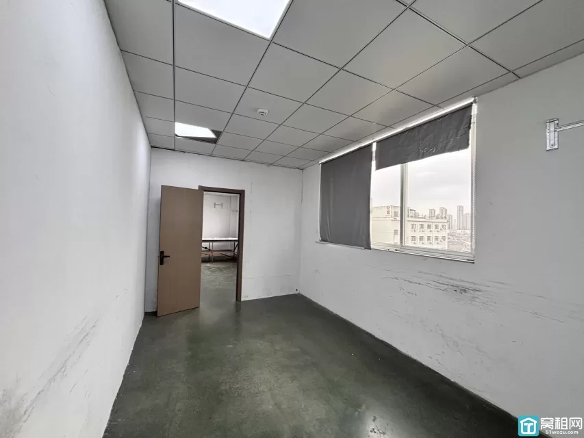 出租鄞州下应魔方十一仓210平，朝西，4个隔间，直播格局