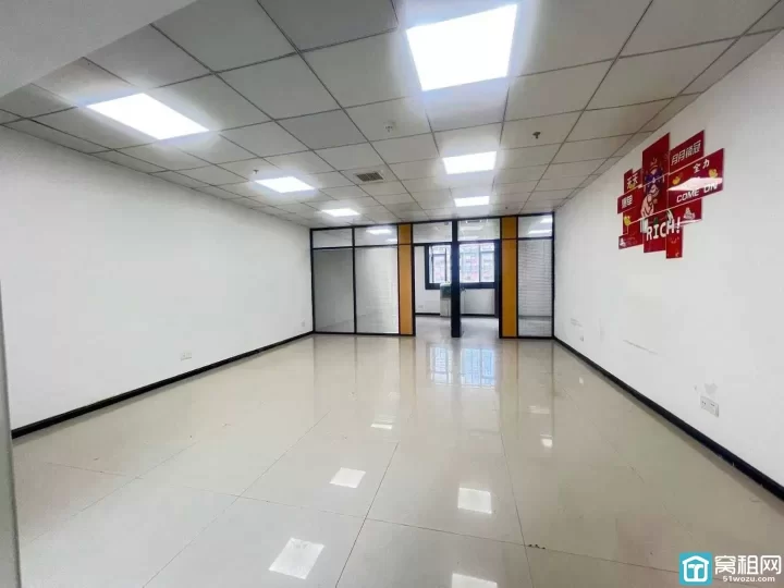 鄞州南部商务区 水街办公楼120平，两个隔间，户型方正，价格优惠