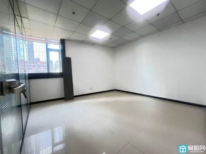 鄞州南部商务区 水街办公楼120平，两个隔间，户型方正，价格优惠