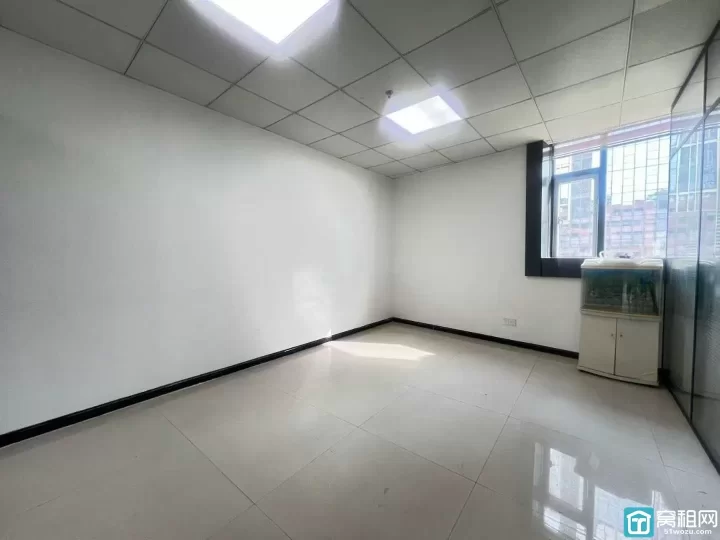 鄞州南部商务区 水街办公楼120平，两个隔间，户型方正，价格优惠