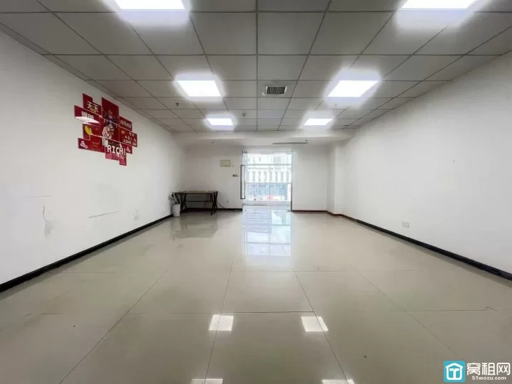 鄞州南部商务区 水街办公楼120平，两个隔间，户型方正，价格优惠