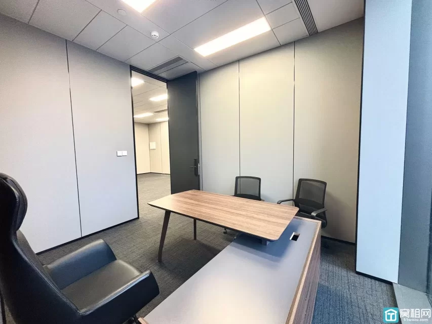 宁波新世界写字楼出租134.81平格局：3+1，租金：（3.1元/平）