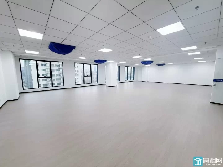 宁波鄞州区和荣大厦266方出租，单价1.58，电梯口位置全新装修