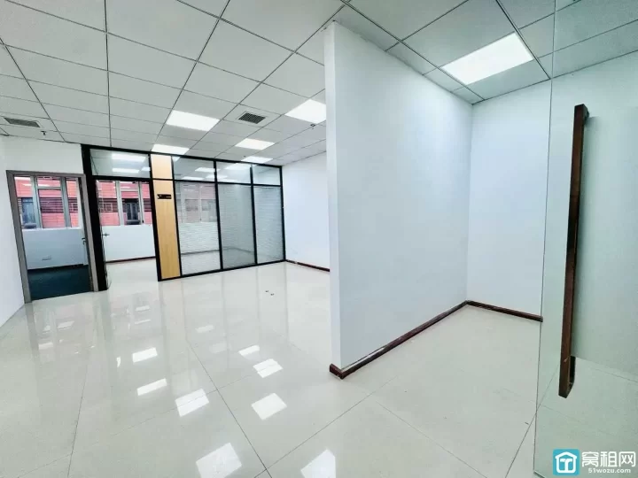 南部商务区水街5号楼面积125平大气形象墙，户型方正，4个隔间直播格局，单价1.25~