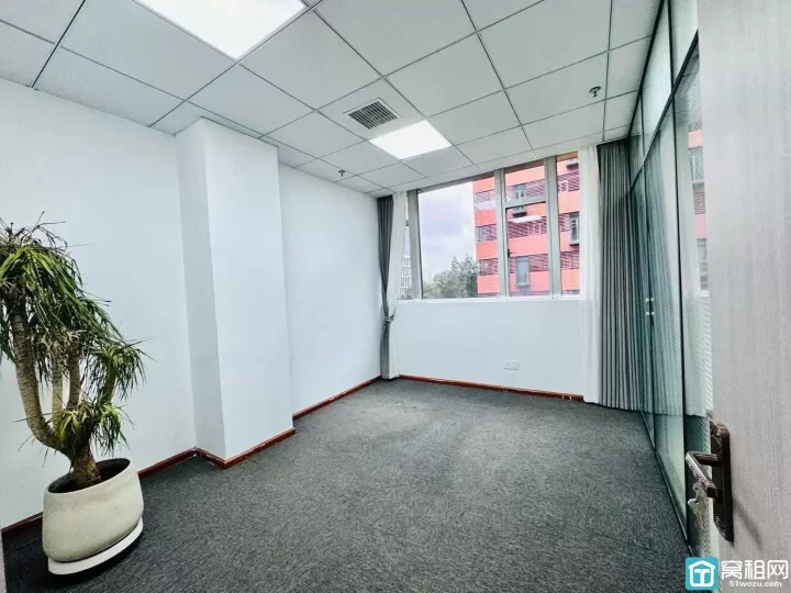 南部商务区水街5号楼面积125平大气形象墙，户型方正，4个隔间直播格局，单价1.25~