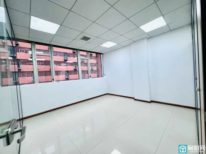 南部商务区水街5号楼面积125平大气形象墙，户型方正，4个隔间直播格局，单价1.25~