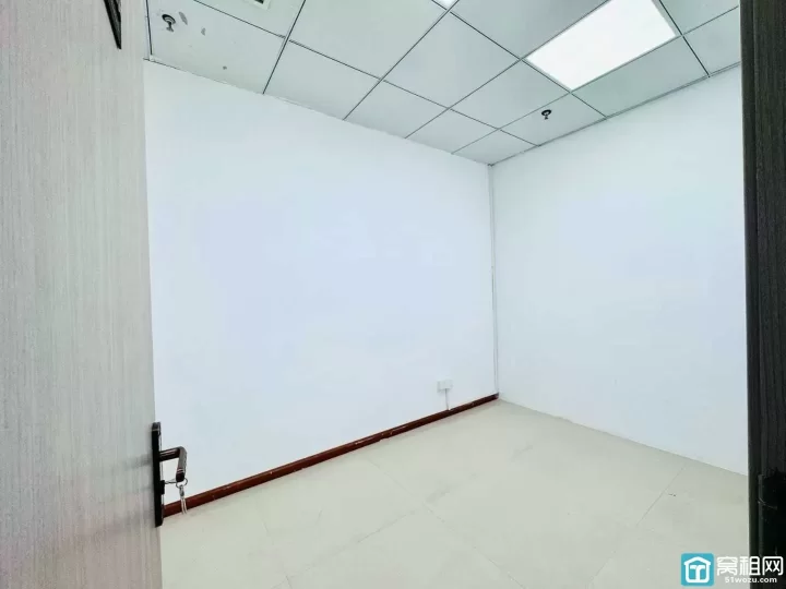 南部商务区水街5号楼面积125平大气形象墙，户型方正，4个隔间直播格局，单价1.25~