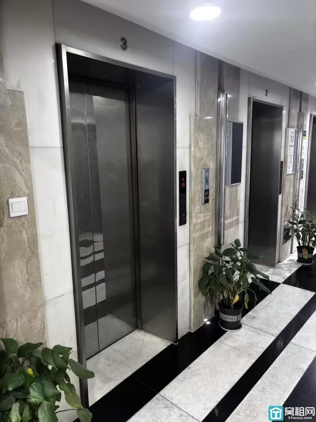 宁波天一商圈双线地铁口 245平写字楼 多个隔间 两面采光 电梯口办公楼出租