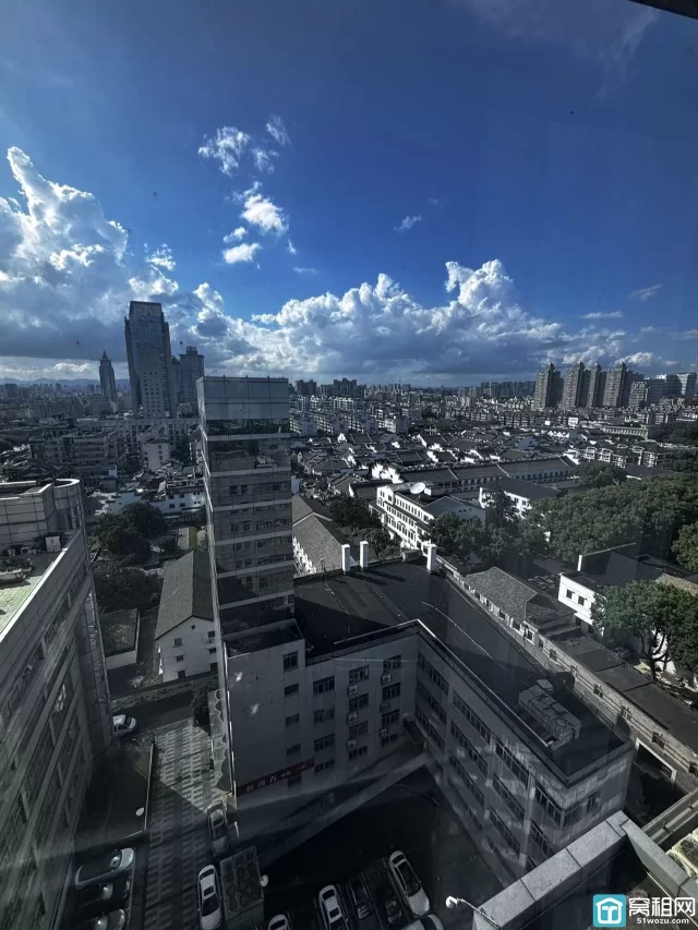 宁波天一商圈双线地铁口 245平写字楼 多个隔间 两面采光 电梯口办公楼出租