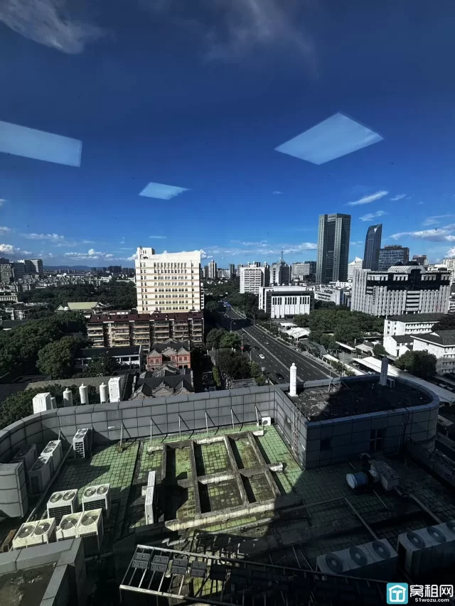 宁波天一商圈双线地铁口 245平写字楼 多个隔间 两面采光 电梯口办公楼出租