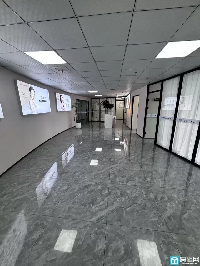 宁波天一商圈双线地铁口 245平写字楼 多个隔间 两面采光 电梯口办公楼出租