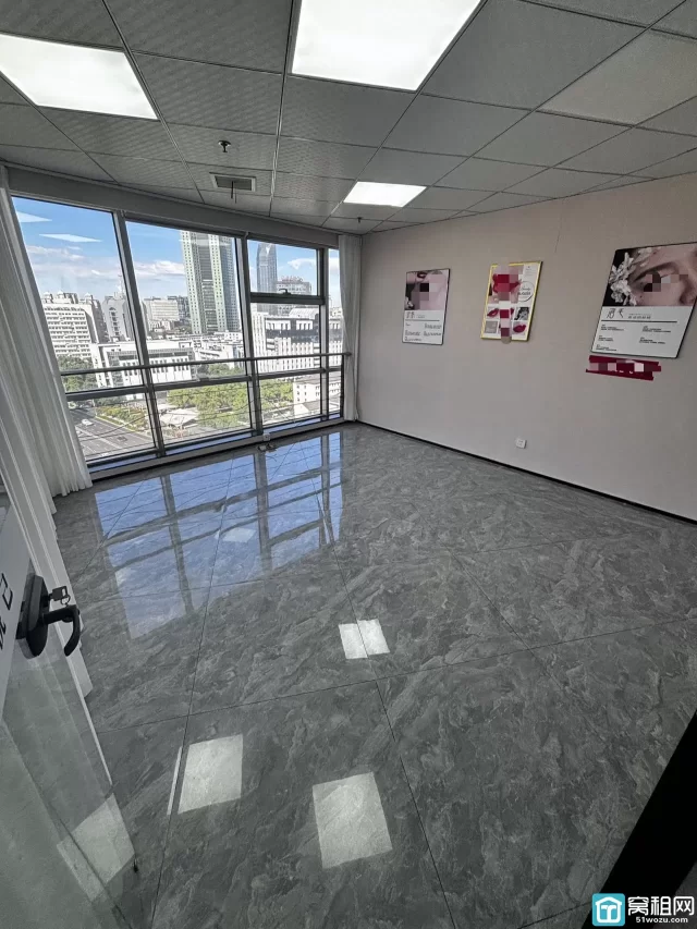 宁波天一商圈双线地铁口 245平写字楼 多个隔间 两面采光 电梯口办公楼出租