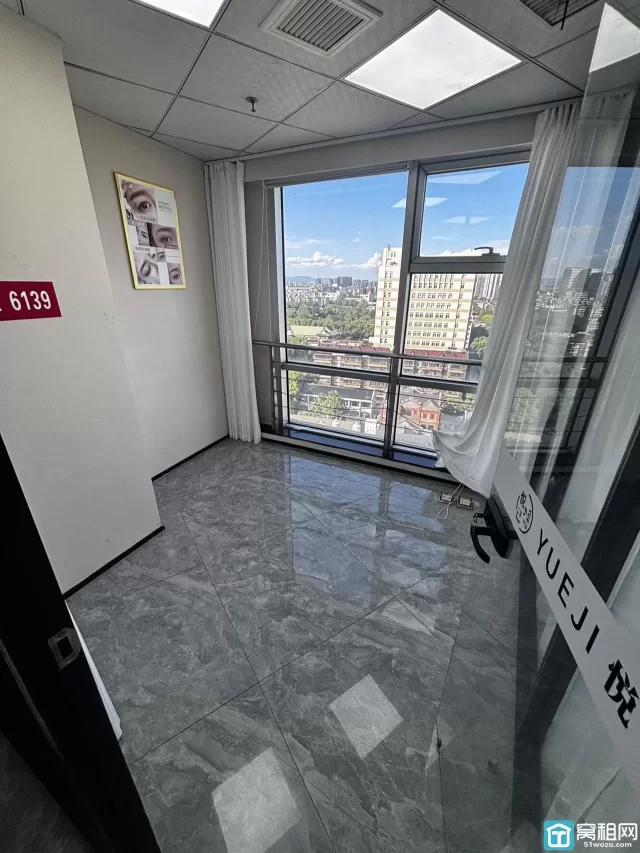 宁波天一商圈双线地铁口 245平写字楼 多个隔间 两面采光 电梯口办公楼出租