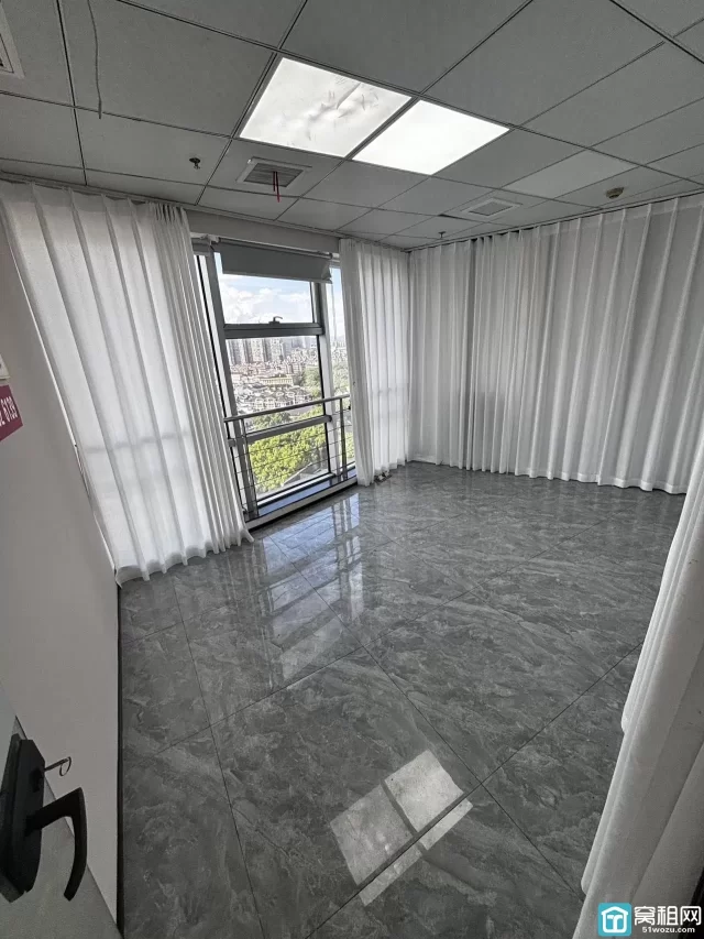 宁波天一商圈双线地铁口 245平写字楼 多个隔间 两面采光 电梯口办公楼出租