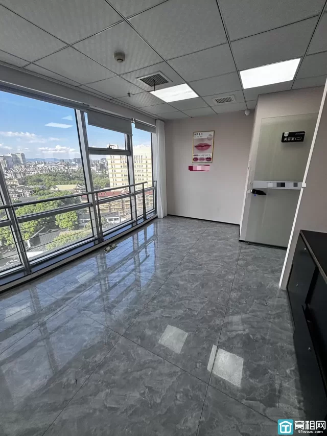 宁波天一商圈双线地铁口 245平写字楼 多个隔间 两面采光 电梯口办公楼出租