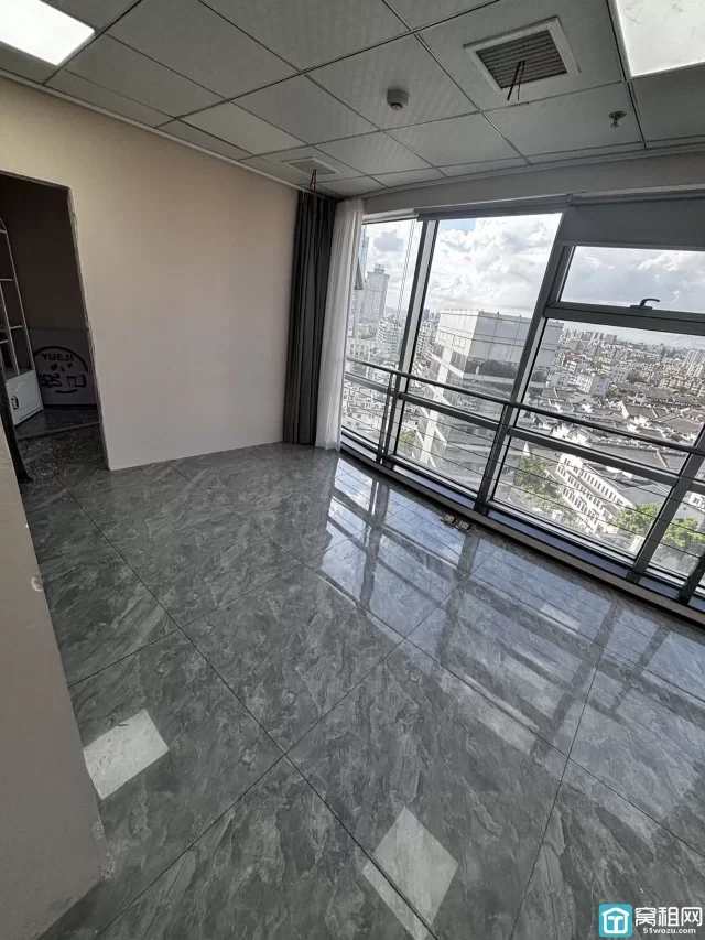 宁波天一商圈双线地铁口 245平写字楼 多个隔间 两面采光 电梯口办公楼出租