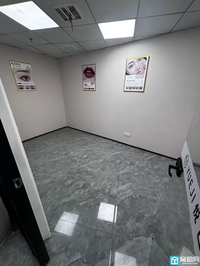 宁波天一商圈双线地铁口 245平写字楼 多个隔间 两面采光 电梯口办公楼出租