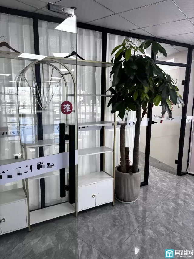 宁波天一商圈双线地铁口 245平写字楼 多个隔间 两面采光 电梯口办公楼出租