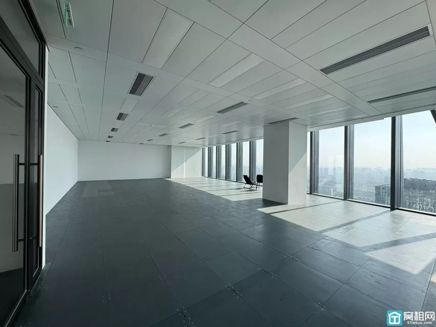 宁波塔300㎡ 精装带家具，电梯口 朝北，可看部分江景