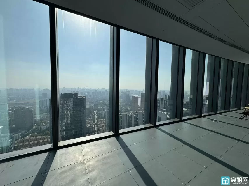 宁波塔300㎡ 精装带家具，电梯口 朝北，可看部分江景