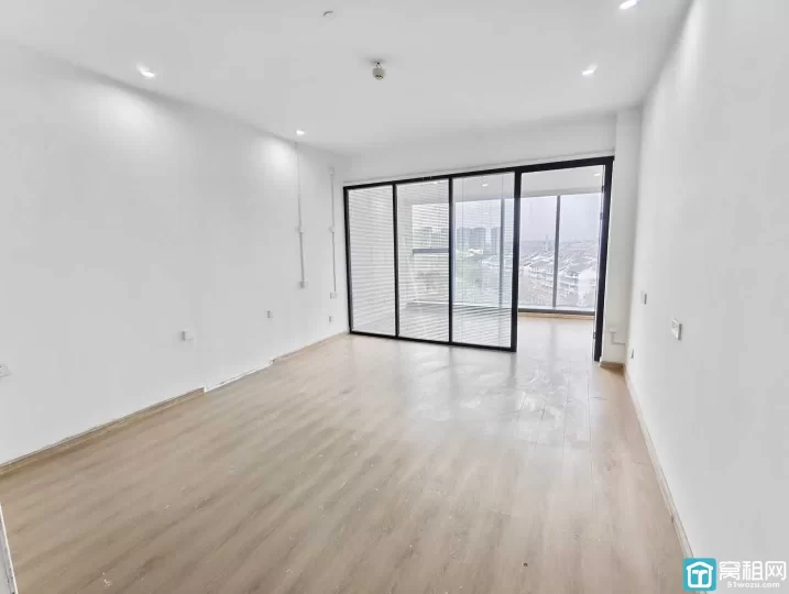 万达旁 城市新贵 小户型60平写字楼出租一个隔间 带卫生间 淋浴上下水