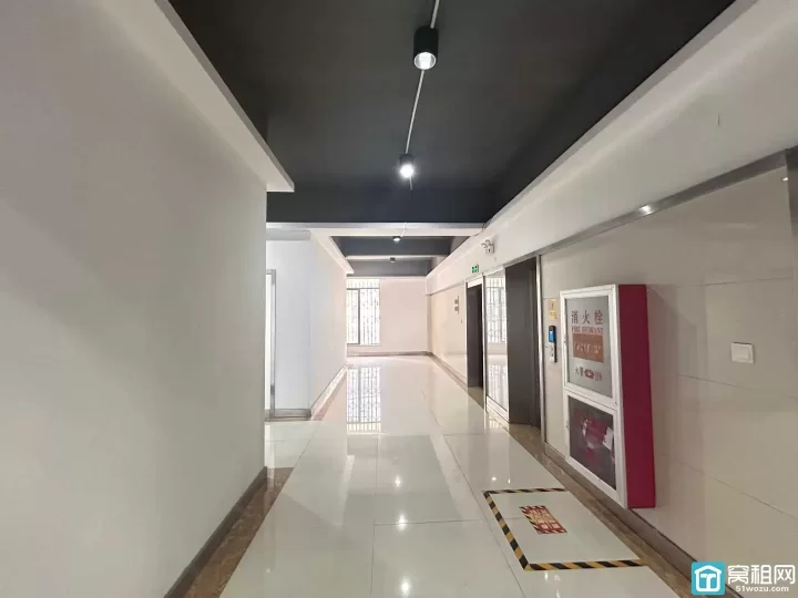 宁波海曙区飞机场附近富港电商城158平，两隔间，一个储藏室，独立空调出租