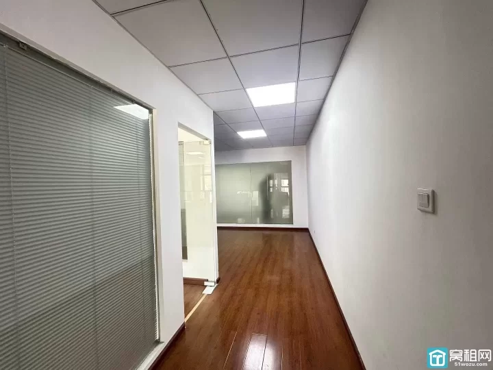 宁波海曙区飞机场附近富港电商城158平，两隔间，一个储藏室，独立空调出租