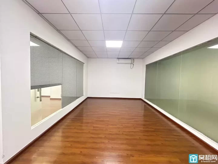 宁波海曙区飞机场附近富港电商城158平，两隔间，一个储藏室，独立空调出租