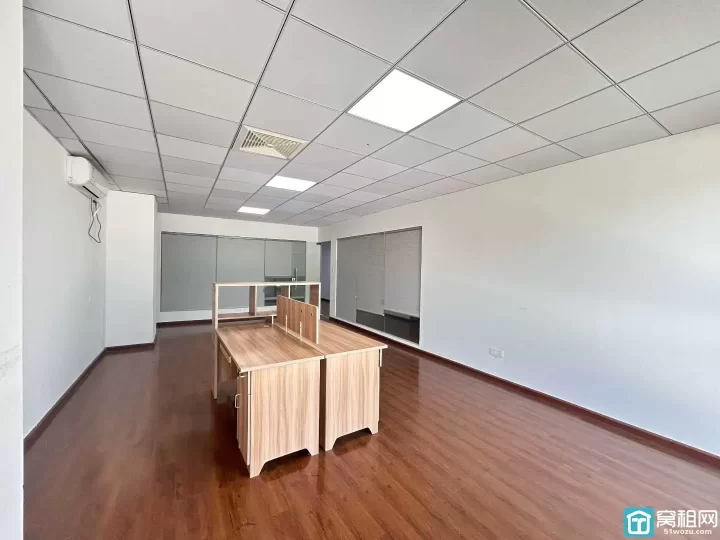 宁波海曙区飞机场附近富港电商城158平，两隔间，一个储藏室，独立空调出租