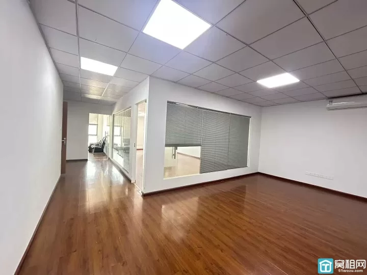 宁波海曙区飞机场附近富港电商城158平，两隔间，一个储藏室，独立空调出租