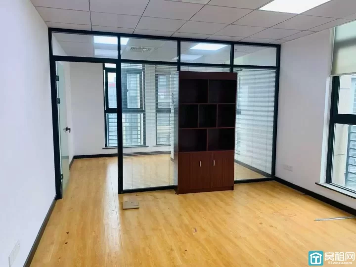 高新区翡翠湾60平朝南一个隔间，特价2000元/月，门开着随时看房