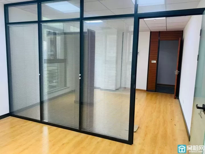 高新区翡翠湾60平朝南一个隔间，特价2000元/月，门开着随时看房