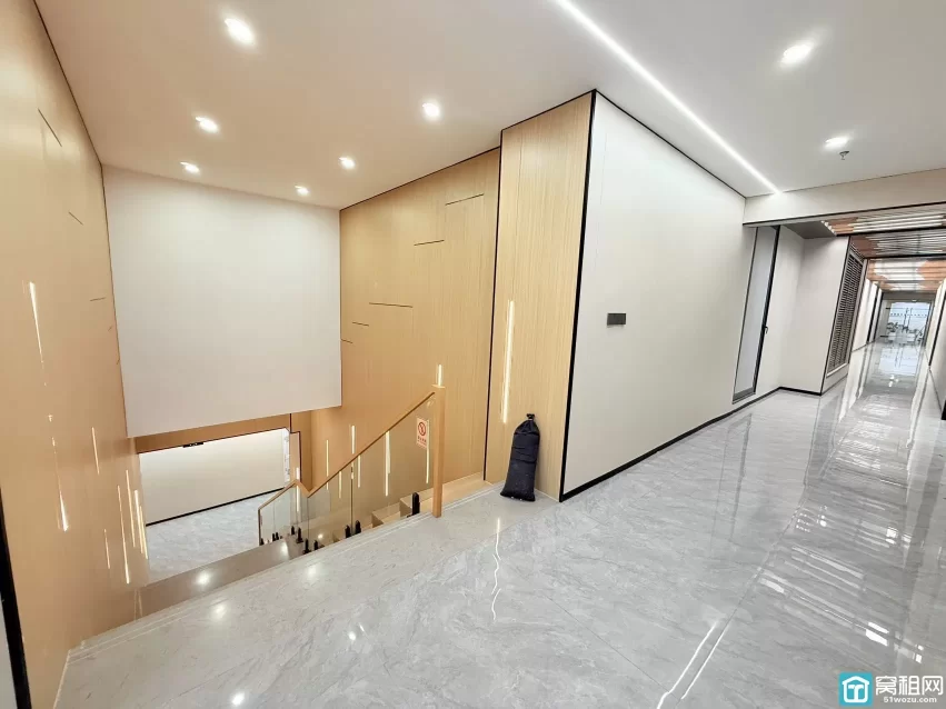 宁波高新区智慧园地铁口 办公室面积85平朝南-2个隔间，价格：4300/月