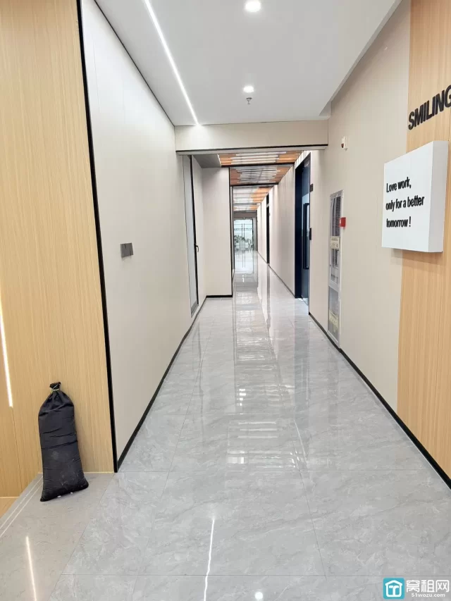 宁波高新区智慧园地铁口 办公室面积85平朝南-2个隔间，价格：4300/月