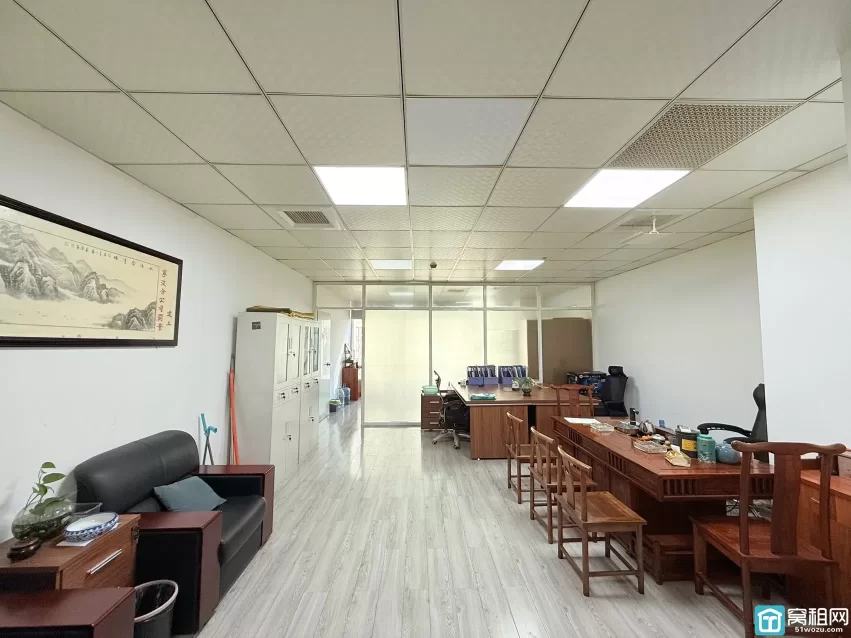 宁波高新区前程国际大厦85平，3400元/月，一个隔间办公室