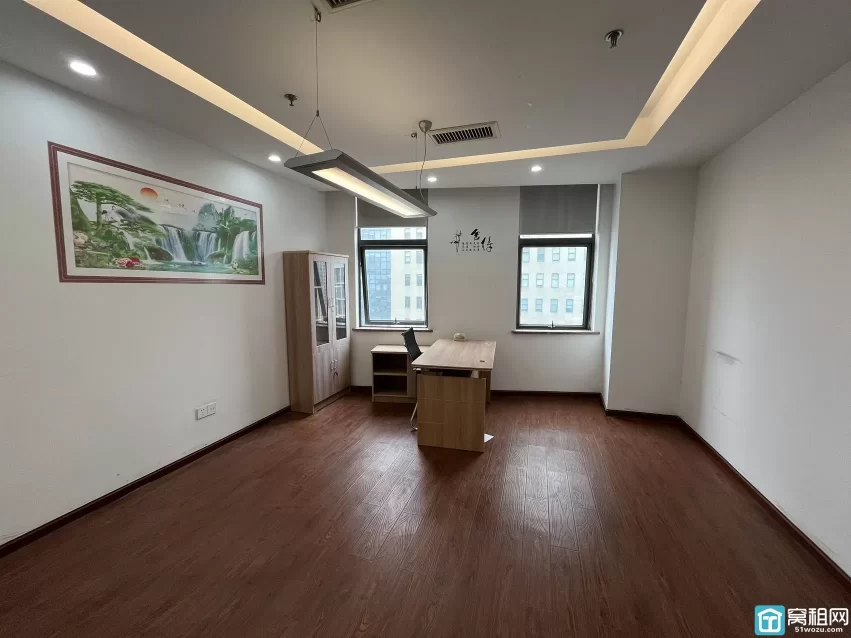 宁波市高新区九五国际B座写字楼出租 面积：60平 价格：2400/月