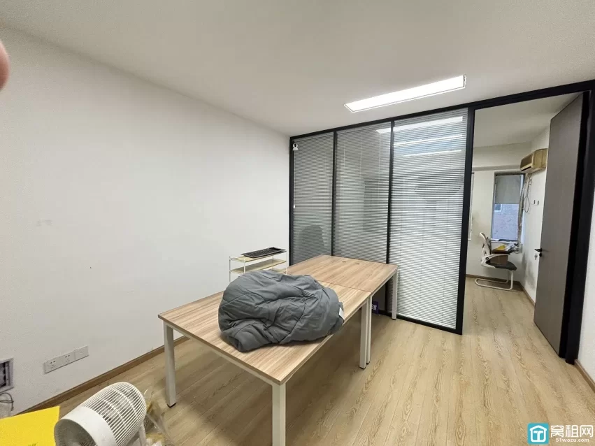 宁波海曙区开明街沧水大厦55平米办公室出租，租金1800元/月