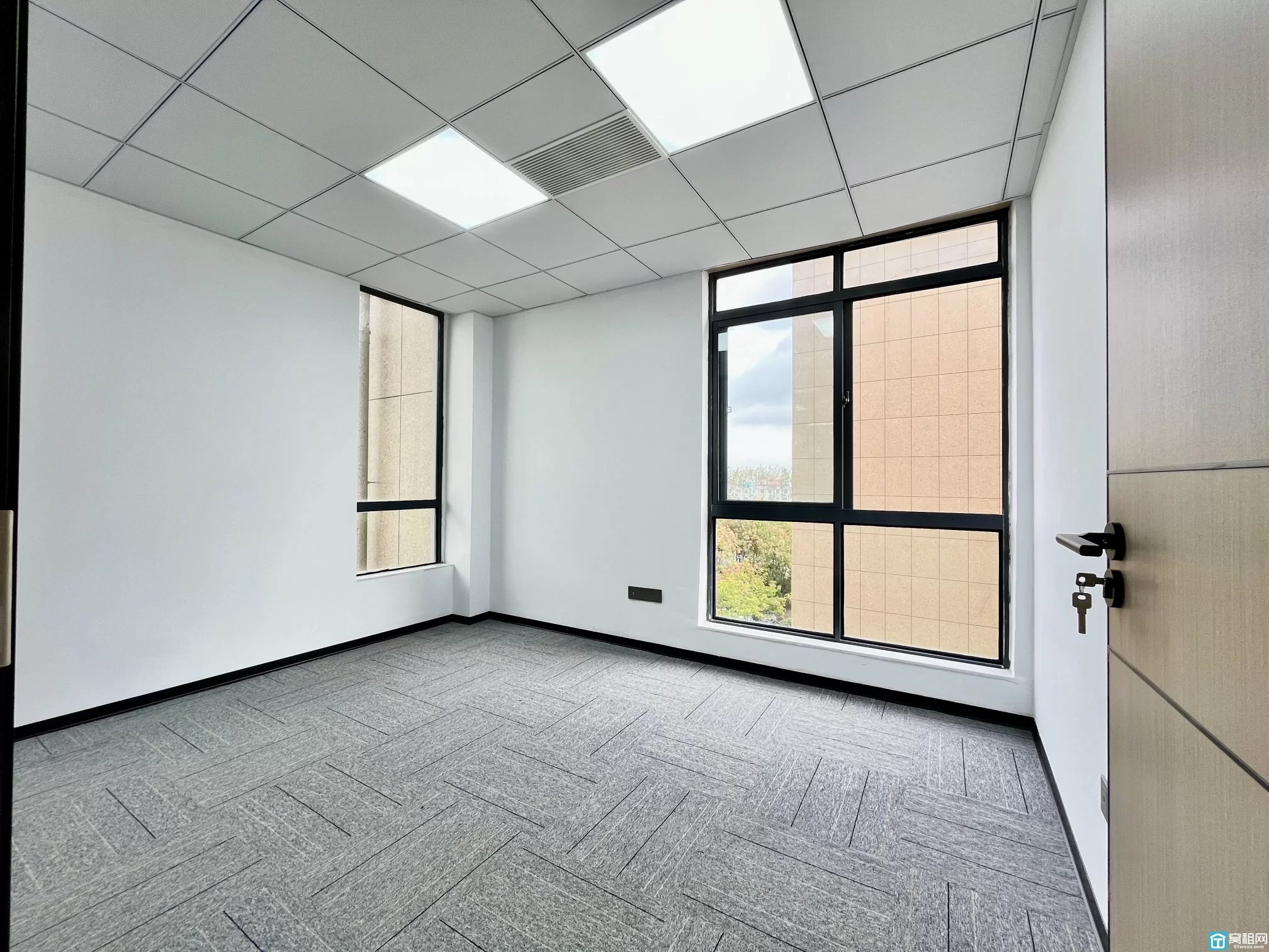 宁波海曙区机场路高架附近富港电商城 精装230平 全新装修  花园别墅式办公