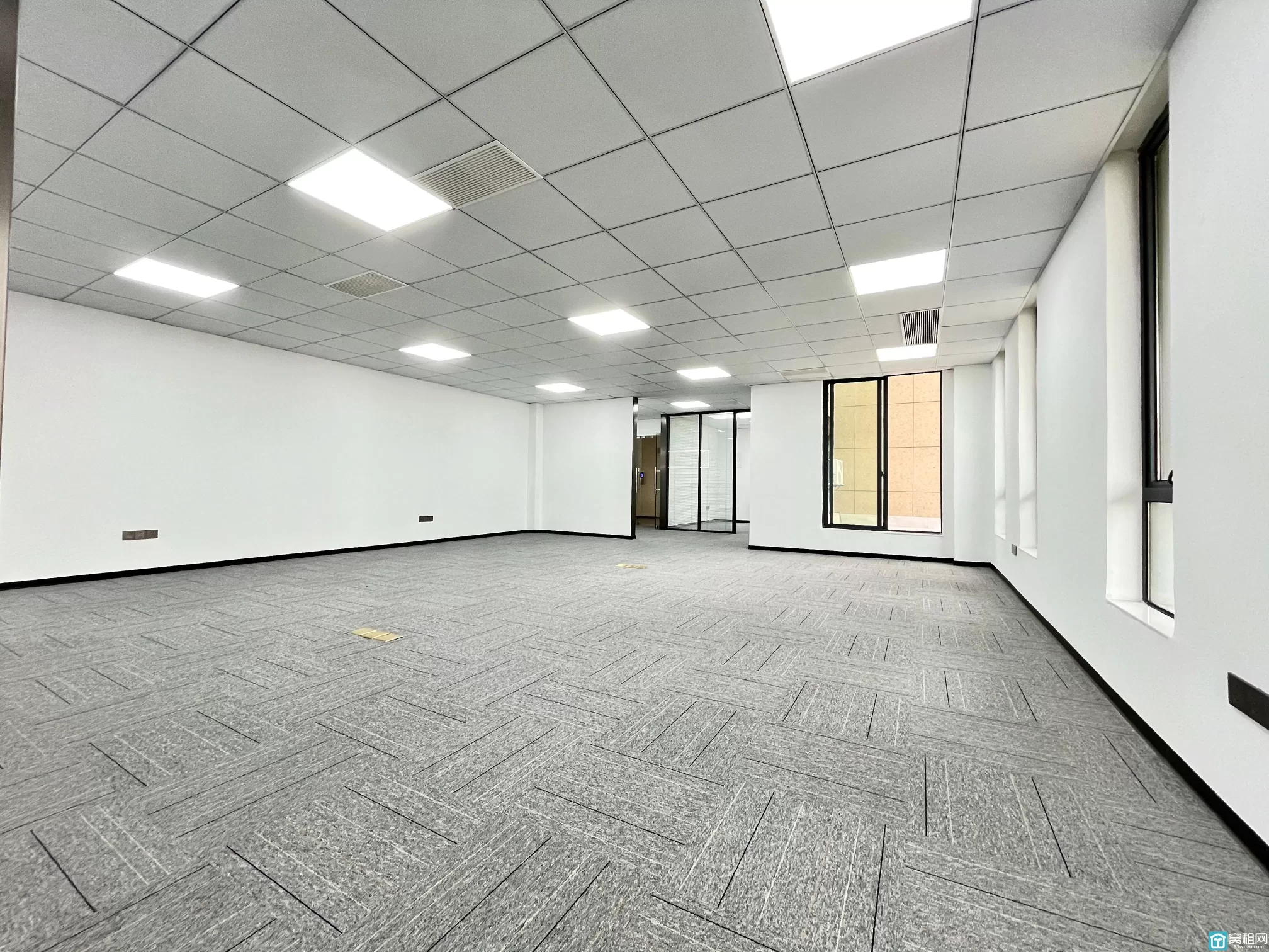 宁波海曙区机场路高架附近富港电商城 精装230平 全新装修  花园别墅式办公