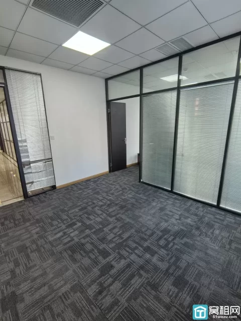 宁波高铁站附近月湖金汇大厦高端服务式小面积60平，带一个隔间，包水电物业网络空调费，免费会议室使用