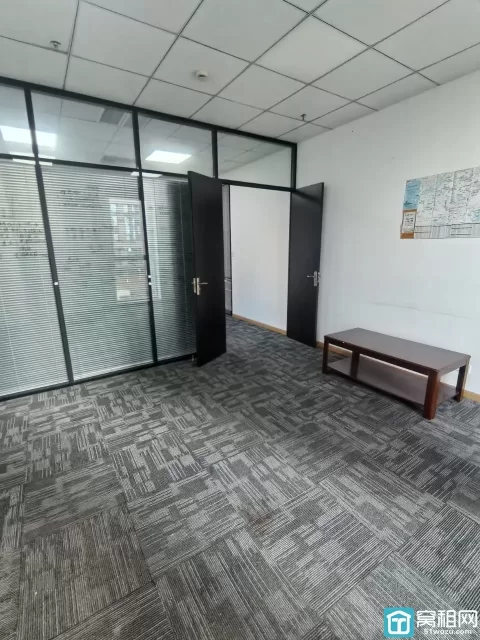 宁波高铁站附近月湖金汇大厦高端服务式小面积60平，带一个隔间，包水电物业网络空调费，免费会议室使用