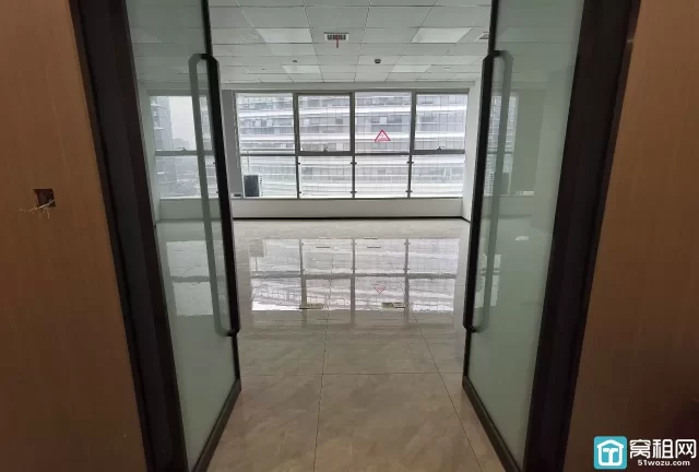 宁波东部新城浙江创新中心大厦朝北97平1隔间加1暗间仓库写字楼出租