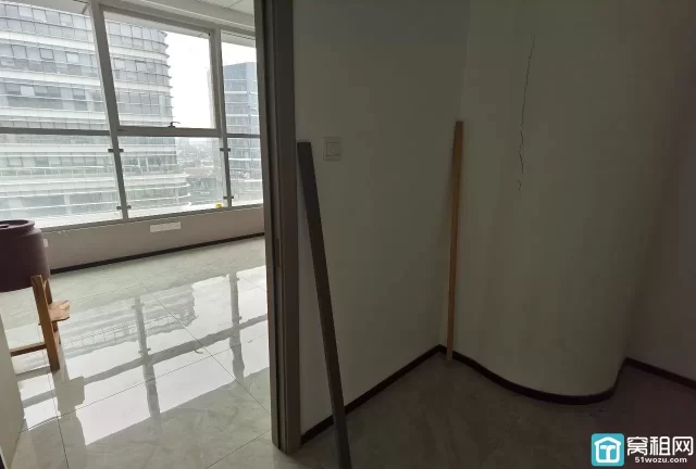 宁波东部新城浙江创新中心大厦朝北97平1隔间加1暗间仓库写字楼出租