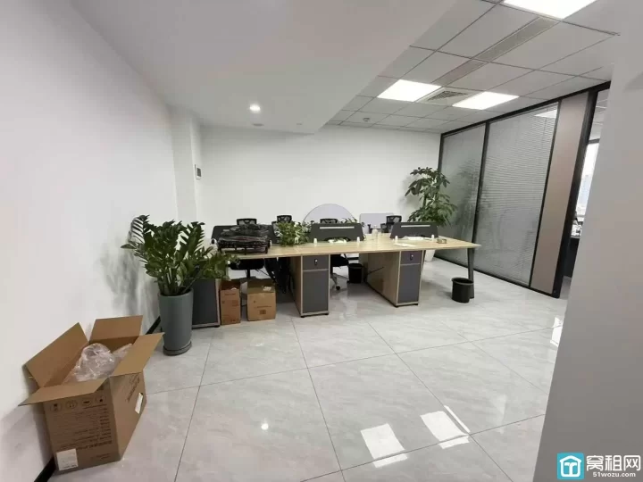 宁波高新区研发园A区5幢，精装105平，双隔间，朝东，独立空调。