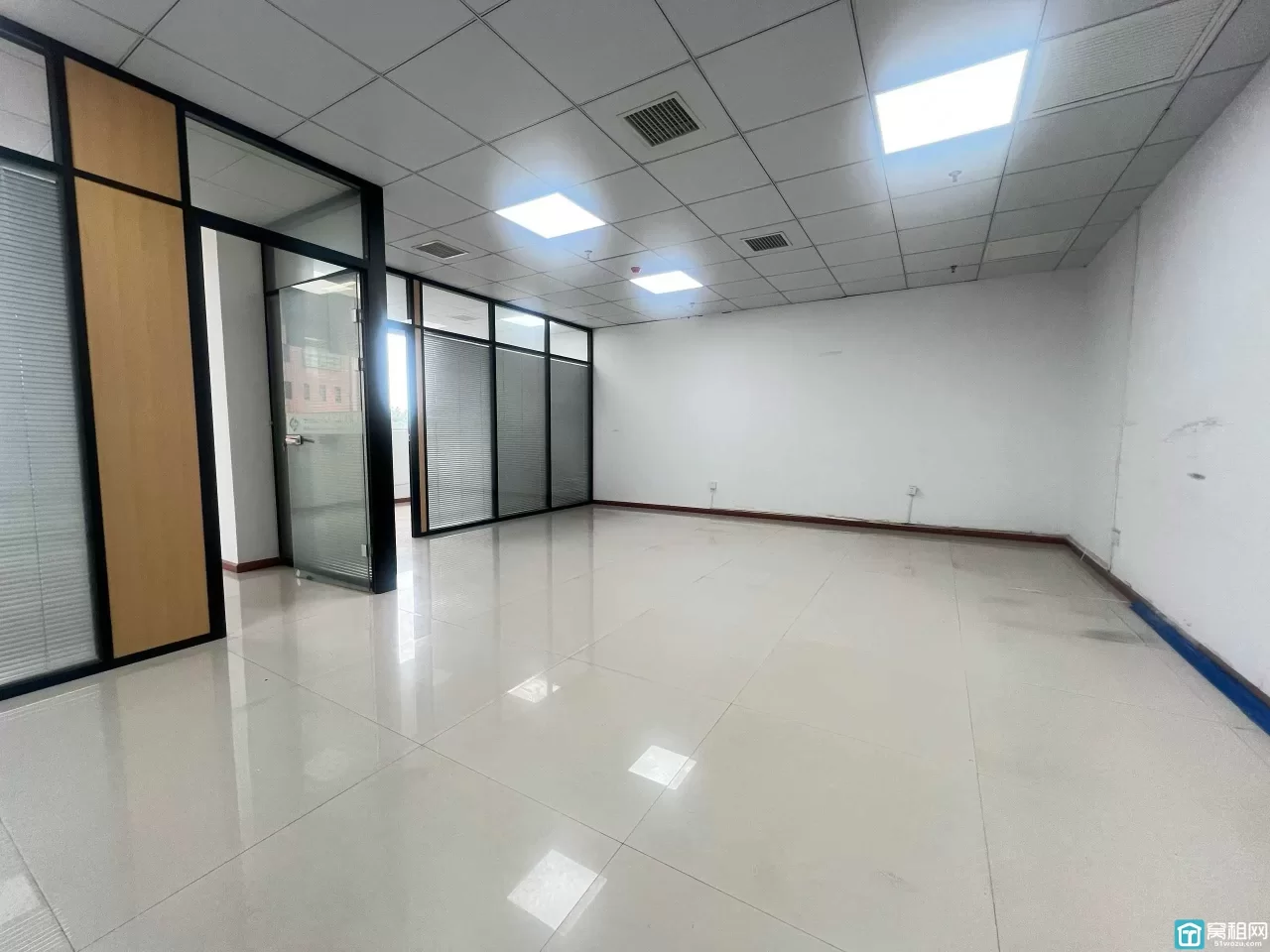 宁波南部商务区水街商务楼大象空间面积120平朝南，两个隔间，单价1.25